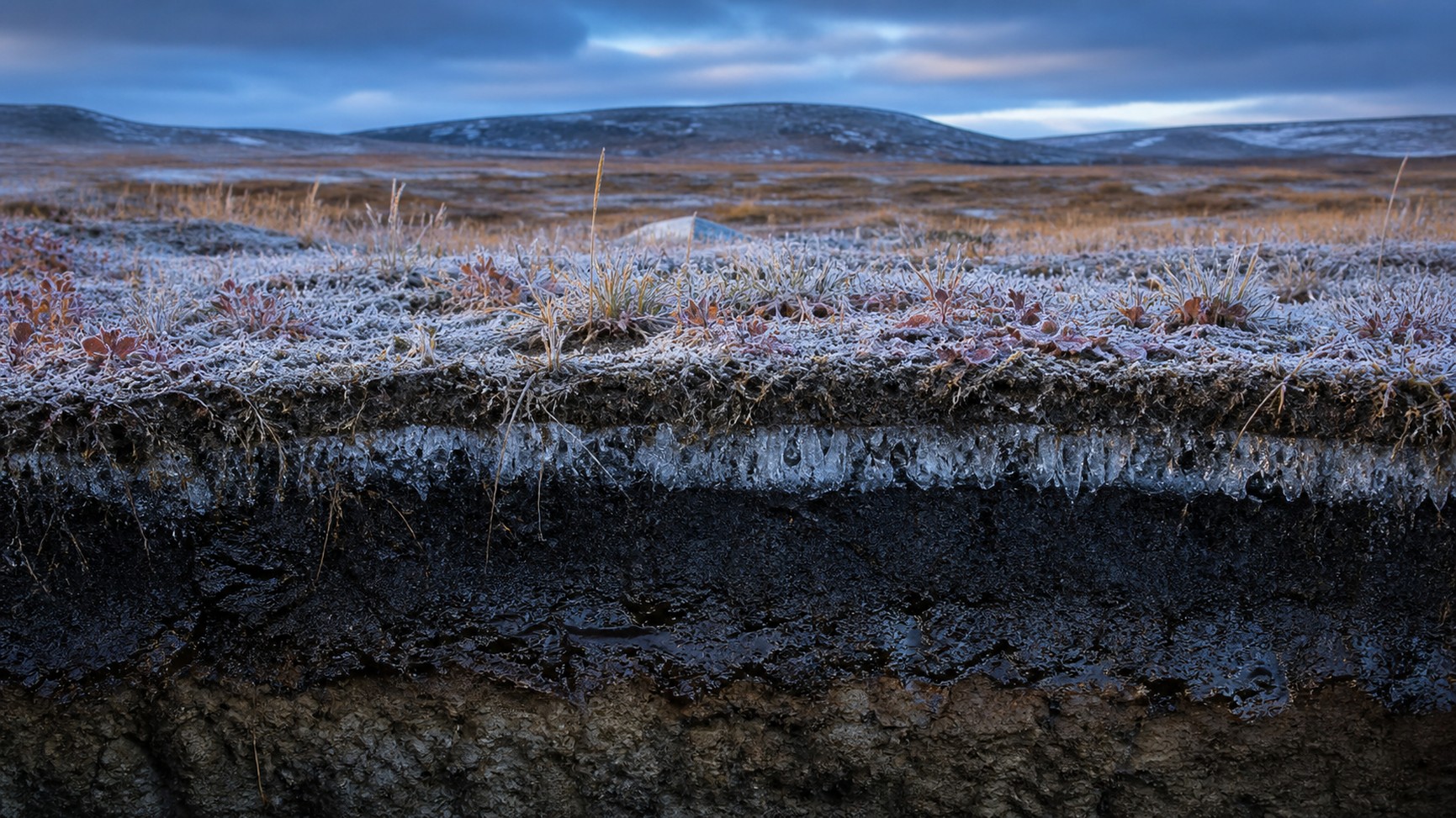 En gelant, l’eau du sol libère de la chaleur latente et maintient le terrain près de 0 °C pendant des jours ou des semaines. Une étude de 2026 a cartographié ce « rideau zéro » avec un détail inédit.