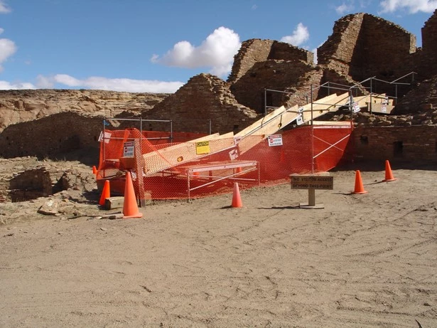 Chaco Culture National Historical Parkで、コンベヤーを用いて発掘済みの部屋へ充填材を戻す保存作業。