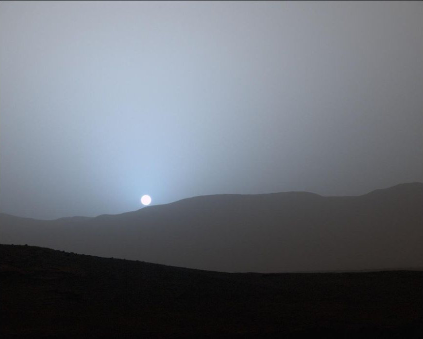 NASAのCuriosityが2015年4月15日、ゲール・クレーターで撮影した日没。太陽近傍の空に青みが集中する観測例。